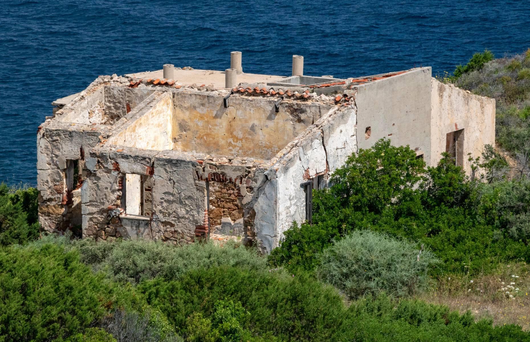 Edificio militar abandonado, Cerdeña, Italia